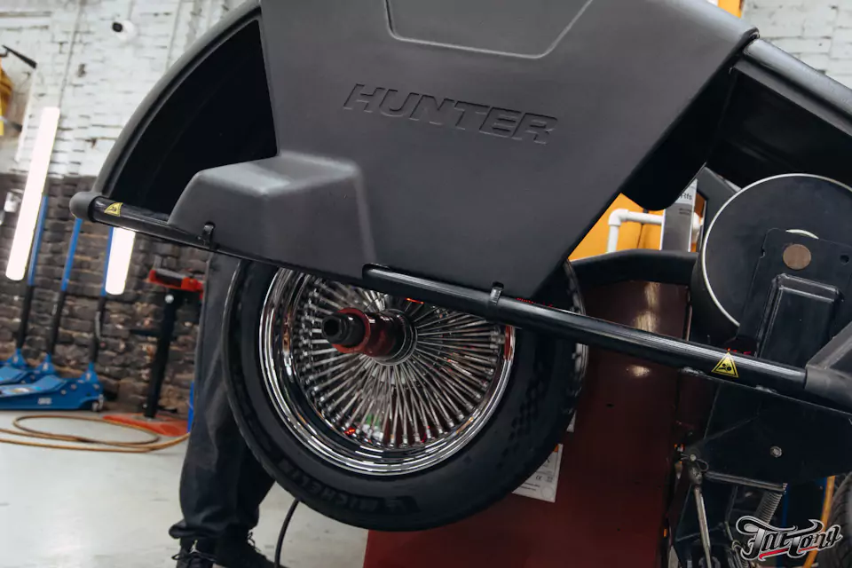 Фирменный шиномонтаж на стендах Hunter для Chevrolet Impala: собрали комплект колес Dayton Wire Wheels с системой knock-off!